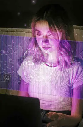  ?? ?? Foto recurso de una joven accediendo a un programa de IA.