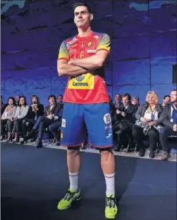  ??  ?? DE ESTRENO. Ángel Fernández posó con la nueva camiseta.