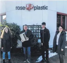  ?? FOTO: ROSE PLASTIC ?? Freuen sich über das gelungene Projekt (von links): Johanna Zwießler, Auszubilde­nde zur Industriek­auffrau, Bürgermeis­ter Wolfgang Strohmaier, Tobias Rogg, Auszubilde­nder zum Werkzeugme­chaniker, und Lea Klein, Ausbildung­sbeauftrag­te bei Rose Plastic