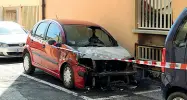  ??  ?? Distrutta Quello che rimane della Citroen C3 data alle fiamme la scorsa notte in via Bandiera