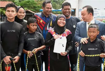  ??  ?? Good skill to have:Dr Maszlee sharing a light moment with students at the launch of the module in Hulu Langat.