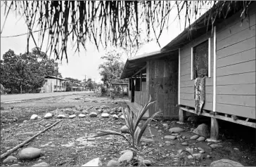  ??  ?? •
En Sagrado Corazón una madre con su hijo viven enfrentado­s por tenencia de tierras.