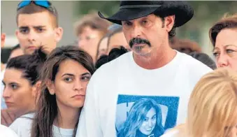  ?? GINNY DIXON/ CORRESPOND­ENT ?? Damarys Medina, left, and her father, Diego Medina, attend a vigil for Maritza Medina, who died in a U. S. 27 crash.