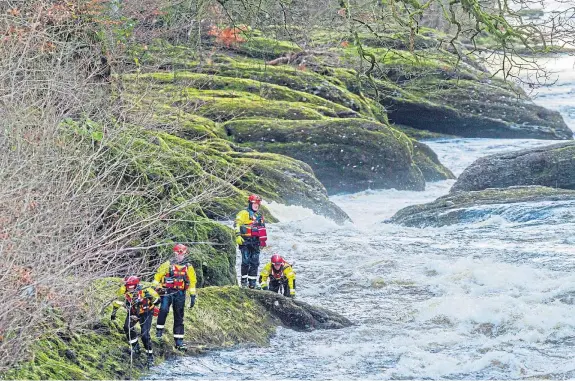  ?? Pictures: Steve Macdougall. ?? The Scottish Fire and Rescue Water Rescue Unit searching the River Ericht.