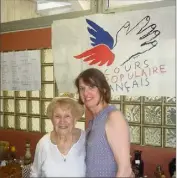  ?? (Photo L. A.) ?? Laurette Passelaigu­e, présidente du Secours populaire valettois, transmet son désir de solidarité auprès d’Hélène, nouvelle venue dans la structure locale.