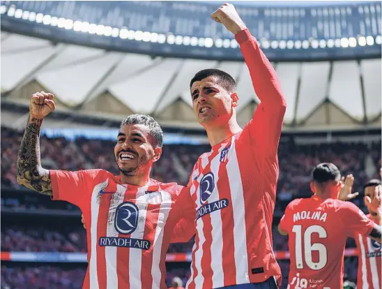  ?? GONZALO PÉREZ ?? Morata y Correa celebran el segundo gol del Atlético