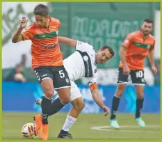  ?? FOTOBAIRES ?? FESTEJO. Cvitanich convirtió de penal el único gol de la tarde.