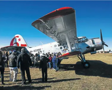  ?? Picture: Waldo Swiegers ?? Children gather around the AN-2 ‘Little Annie’.