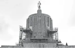  ?? PHOTOS BY ABIGAIL DOLLINS/STATESMAN JOURNAL ?? The Oregon State Capitol undergoes constructi­on to add seismic and safety upgrades on Nov. 2 in Salem.