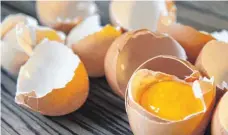  ?? FOTO: DPA ?? Weil Legehennen­betriebe in den Niederland­en gesperrt sind, werden die Eier knapp.