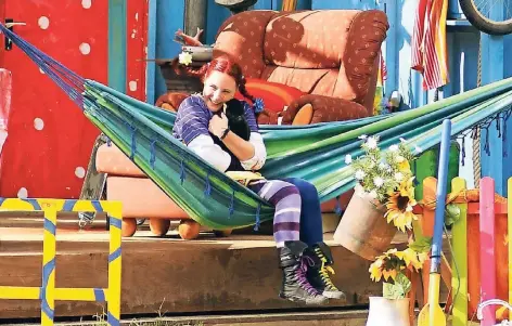  ?? FOTO: THEATER CONCEPT ?? Wirklich kunterbunt: Hannah Rühl als Pippi Langstrump­f vor ihrer Villa. Auf der Naturbühne Blauer See in Ratingen gibt es bis zum 3. Oktober noch fast drei dutzend Nachmittag­svorstellu­ngen.