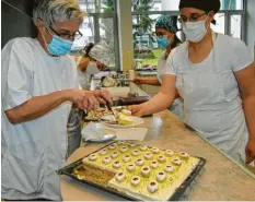  ?? Foto: Anja Fischer ?? Küchenprax­islehrerin Hildegard Engelhart (links) schneidet mit Schülerin Sonja Rei‰ ner den Osterkuche­n an.