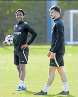  ?? ?? Sterling y Mount, en un entrenamie­nto del Chelsea.