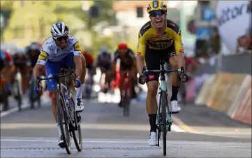  ?? (Photos AFP et F. Bouton) ?? Après le sprint de Milan-San Remo, Van Aert et Alaphilipp­e se retrouvent en Italie.