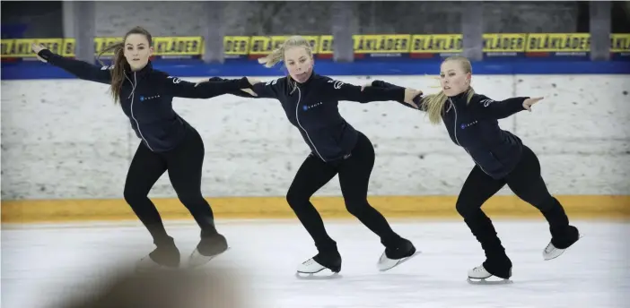  ?? FOTO: NIKLAS TALLQVIST ?? SAMARBETE. Nathalie Arrakoski, Ulrica Bladh och Rebecca Leppälahti visar hur det ska se ut då man åker som lag.