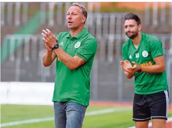  ?? FOTO: SCHLICHTER ?? Homburgs Trainer Jürgen Luginger (links) und sein Assistent André Kilian hatten in dieser Saison oft Grund, ihrer Mannschaft zu applaudier­en. Diese marschiert in beeindruck­ender Art Richtung Rückkehr in die Regionalli­ga.