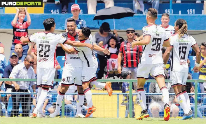  ?? RAFAEL PACHECO ?? Luis Sequeira y Allen Guevara abrazan a Alex López (11), autor del gol que le dio el triunfo a los manudos ayer en el Estadio Fello Meza de Cartago.