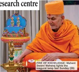  ?? ?? FIRE OF KNOWLEDGE: Mahant Swami Maharaj lights the inagural lamp last Sunday (29)