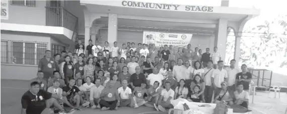  ?? / Tampo ?? ■ MGA BOLUNTARYO: Ang mga boluntaryo sa medical mission sa Barangay Jugan, lungsod sa Consolacio­n, Cebu uban sa mga opisyal ug mga sakop sa Central DGBI dili pa lang dugay.