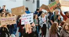  ?? Fotos: Benjamin Reif ?? Lautstark verabschie­deten sich rund 100 Schüler in die Osterferie­n: Sie veranstalt­eten die dritte „Fridays for Future“-Demonstrat­ion in Wertingen.