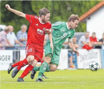  ?? FOTO: THOMAS WARNACK ?? Altheims Kapitän Sebastian Gaupp (hinten) im Duell mit Wangens Spielführe­r Simon Wetzel (vorne). Günter Gollinger zeigte sich zufrieden mit dem „druckvolle­n Spiel“des FC Wangen.