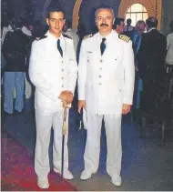 ??  ?? Jorge y Jorge Ignacio Bergallo en una foto tomada en el submarino ARA San Juan (arr.). Ambos vestidos con sus uniformes de gala el día que Jorge Ignacio egresó de la escuela naval.
