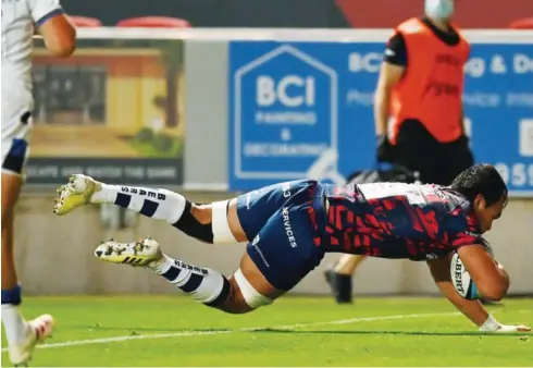  ?? PICTURES: Getty Images ?? Dummy hand: Steven Luatua scores Bristol’s first try after outfoxing Semesa Rokoduguni