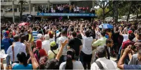  ??  ?? OPOSICIÓN. Cientos de personas escuchan al presidente del Parlamento venezolano, Juan Guaidó, durante un acto ayer en la Universida­d Central de Venezuela, en Caracas.
