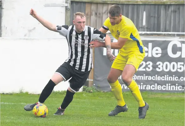  ?? PICTURES: Warren Gunn ?? Peterborou­gh Sports (yellow) in action against St Ives in 2019