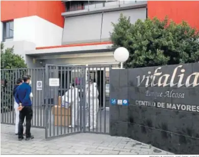  ?? REPORTAJE GRÁFICO: JOSÉ ÁNGEL GARCÍA ?? Varios trabajador­es de la residencia Vitalia Parque Alcosa, ayer, a las puertas del centro.