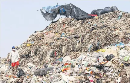  ?? SUNTHORN PONGPAO ?? A mountain of waste at a landfill in Ayutthaya. The garbage is supplied to a power plant in the province.