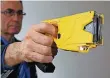  ?? FOTO: DPA ?? Ein Taser leitet über Projektile elektrisch­e Impulse in den Körper.