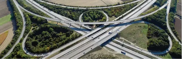  ?? Foto: Ulrich Wagner ?? Das Autobahnkr­euz Ulm Elchingen aus der Luft. Wer die Verkehrsad­ern baut und unterhält, aber auch Einnahmen aus ihrem Betrieb zieht, ist umstritten.