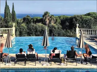  ?? (Photo Franz Chavaroche) ?? Atout phare de l’établissem­ent, ses deux piscines avec l’une des plus belles vues sur la mer de Saint-Tropez.