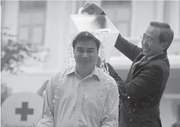  ?? AGENCE FRANCE PRESSE ?? Former Thai prime minister Abhisit Vejjajiva braves the "Ice Bucket Challenge" to raise awareness of amyotrophi­c lateral sclerosis at the Thai Red Cross Society in Bangkok. Numerous people including many celebritie­s have taken part around the world in...