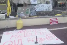  ?? (Photo DR) ?? Une quarantain­e d’agriculteu­rs de la région Paca ont manifesté, hier, devant le siège de la fédération régionale de la chasse, à Aix-en-Provence.