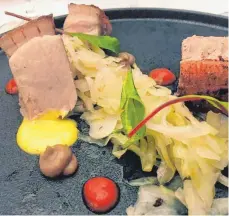  ?? FOTO: NYF ?? Rustikal und raffiniert zugleich: Butterzart­er Schweineba­uch mit Kraut und verschiede­nen Soßenkleck­sen.