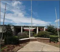  ?? (Arkansas Democrat-Gazette/Thomas Metthe) ?? The closed former Little Rock police headquarte­rs building on West Markham Street, shown here Monday, will soon be demolished to make way for a new district court facility.