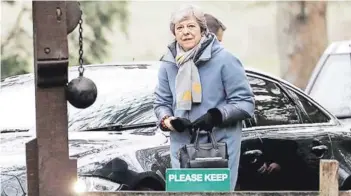  ??  ?? ► Theresa May llega a un servicio religioso, ayer cerca de Maidenhead en Londres.