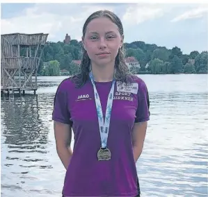  ?? FOTO: EDEL ?? Evelin Edel mit der Goldmedail­le: Die Schwimmeri­n des TV Jahn Hiesfeld feierte ihren Titel bescheiden und gelassen.