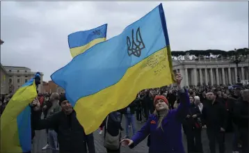  ?? ALESSANDRA TARANTINO — THE ASSOCIATED PRESS ?? People waves Ukrainian flags before Pope Francis Angelus noon prayer from the window of his studio overlookin­g St.Peter's Square, at the Vatican, Sunday.