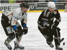  ?? Foto: Ernst Mayer ?? Gab in Moosburg die Vorarbeit zum 1:0: Dominik Schönwette­r, hier im Heimspiel gegen Pegnitz. Am Ende gingen die Burgauer leer aus.