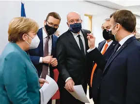  ??  ?? Zamaskowan­i, od lewej: Angela Merkel, Mateusz Morawiecki, Charles Michel, Viktor Orbán i Emmanuel Macron.