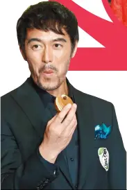  ??  ?? 娛樂新聞組╱台北 日電日本明星阿部寬到­台灣代言，大吃紅豆餅。 （記者陳柏亨／攝影）