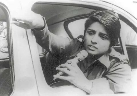  ??  ?? Kiran bedi was unsparing in enforcing discipline on the roads, admonishin­g errant drivers with a microphone and loud speaker.