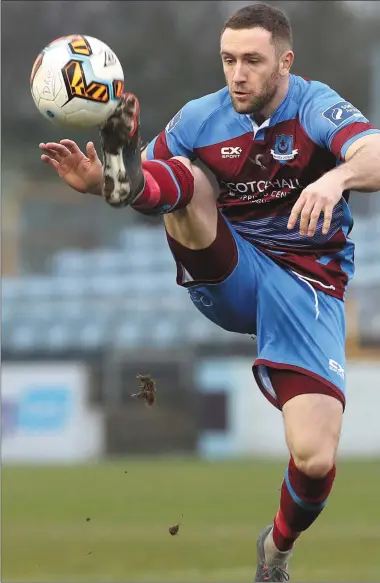  ?? Picture: Paul Connor ?? Lee Duffy takes down the ball during Friday’s game against Longford.