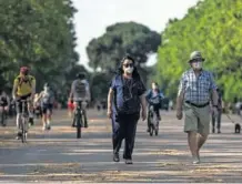  ??  ?? Ciclistas y paseantes recorren el Parque de El Retiro.