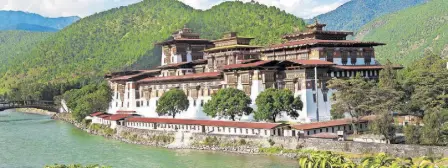  ?? SHUTTERSTO­CK ?? Die majestätis­che Winterfest­ung Punakha Dzong ist zwischen dem männlichen und weiblichen Fluss eingebette­t und seit jeher das Krönungskl­oster der Könige Bhutans.