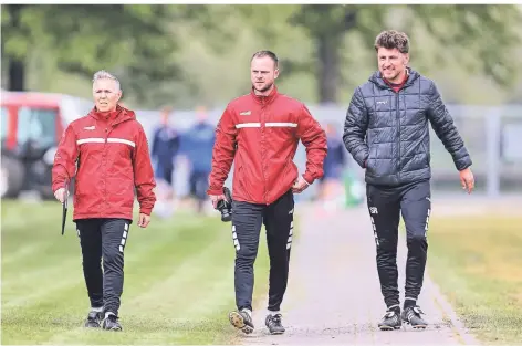  ?? FOTO: STEFAN BRAUER ?? Auf dem Weg zum Trainingsp­latz (von links): Trainer Jürgen Press, Spielanaly­st Jens Tiesler und Teamchef Stefan Reisinger.