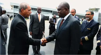  ?? ROGÉRIO TUTI ?? Vice-Presidente recebeu cumpriment­os de despedida no aeroporto do chefe da Casa de Segurança do Presidente da República